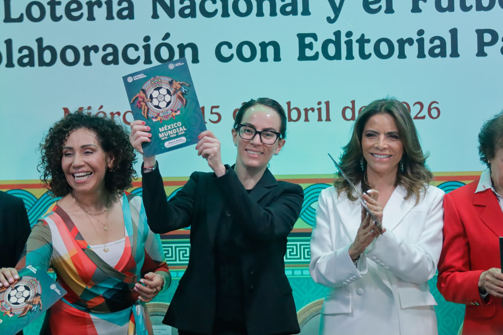 GABRIELA CUEVAS ENCABEZÓ LA PRESENTACIÓN DEL ÁLBUM RETRO CONMEMORATIVO "MÉXICO MUNDIAL"