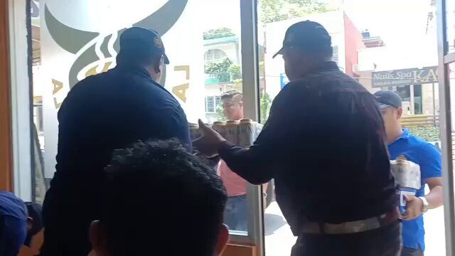 DENUNCIAN ABUSO POLICIAL EN TABASCO:  AGENTES IRRUMPEN EN NEGOCIO LOCAL Y SE LLEVAN CERVEZAS.