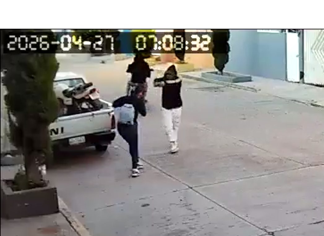 VIOLENTO ASALTO EN CHIMALHUACÁN: Cámaras de seguridad captan el momento en que la víctima es perseguida y despojada de sus pertenencias.