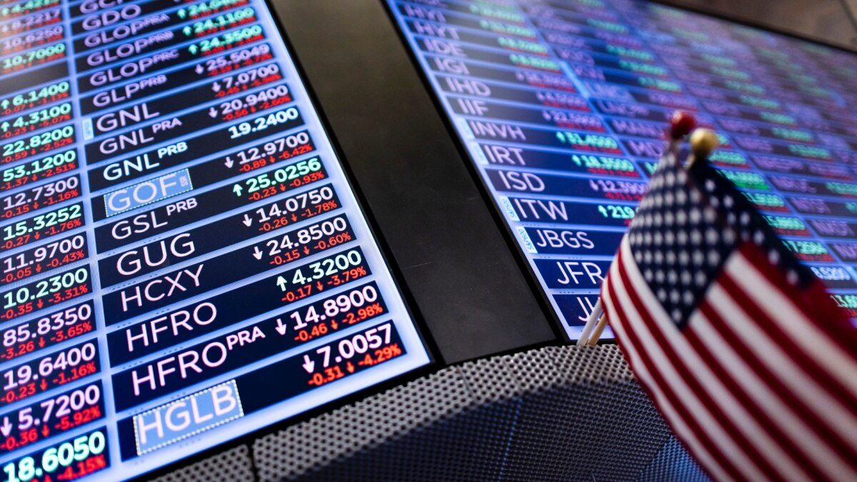 WALL STREET CAE POR PRESIÓN A LA FED: Acciones bancarias se desploman ante límite de tasas de Trump.