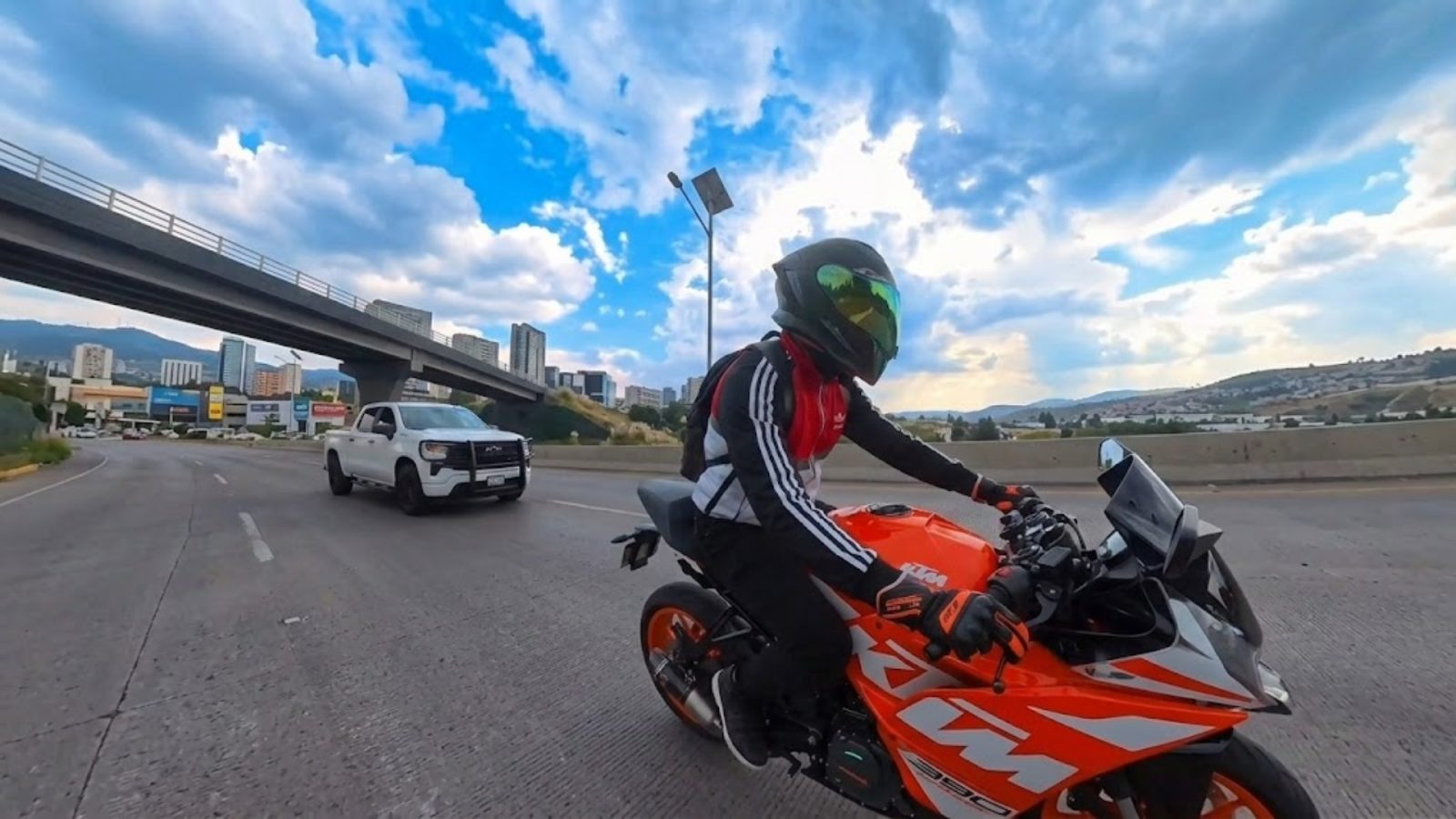 Abuso de autoridad en CDMX: Escoltas agreden a motociclista por rebaase.