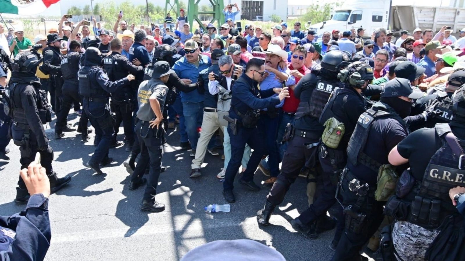 Ex trabajadores de AHMSA se enfrentan con policías durante bloqueo en carretera 57.