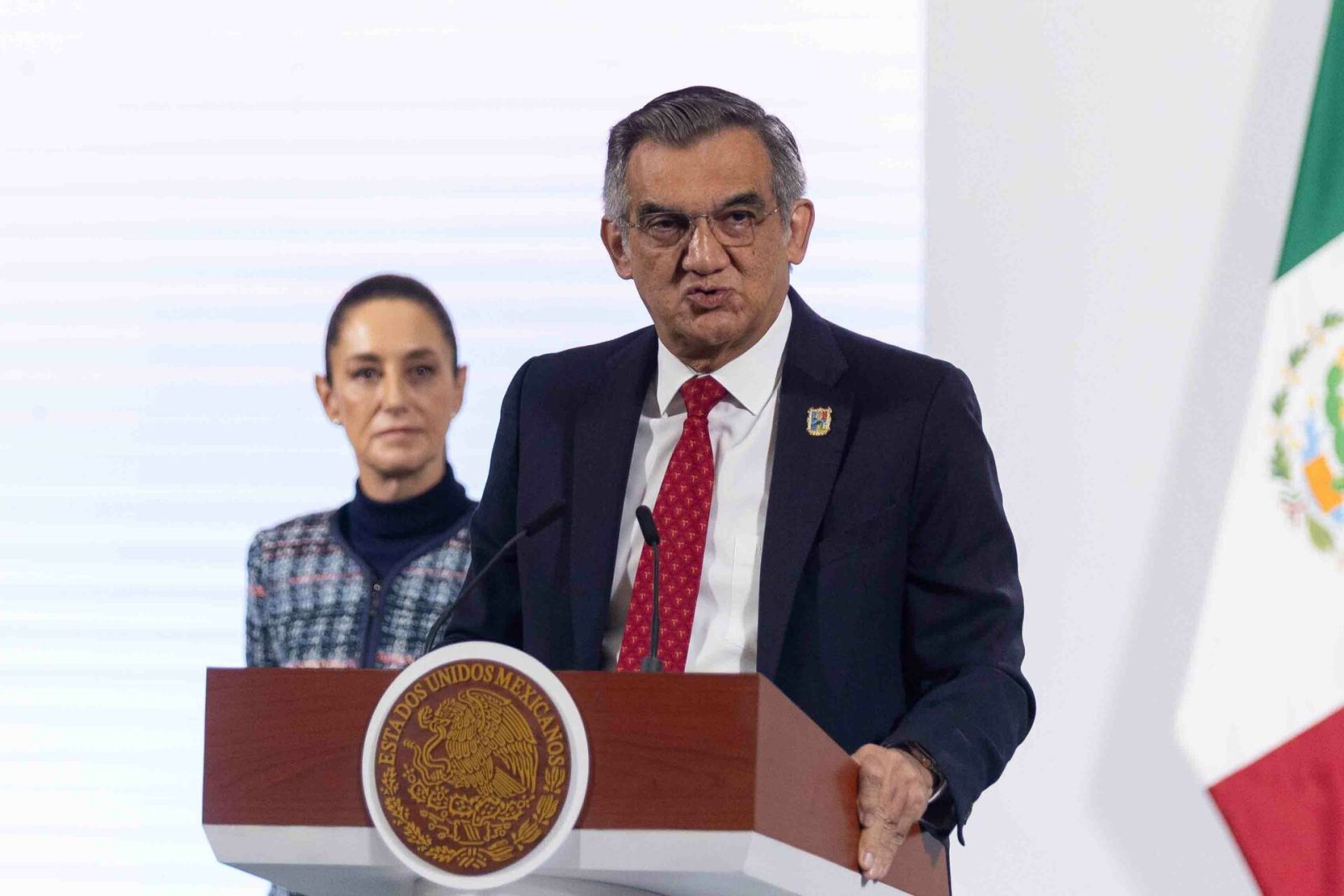 Américo Villarreal niega revocación de visa tras advertencias de la justicia estadounidense.