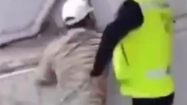 Hombre agrede a policía en Metro Pantitlán tras denuncia de abuso sexual.
