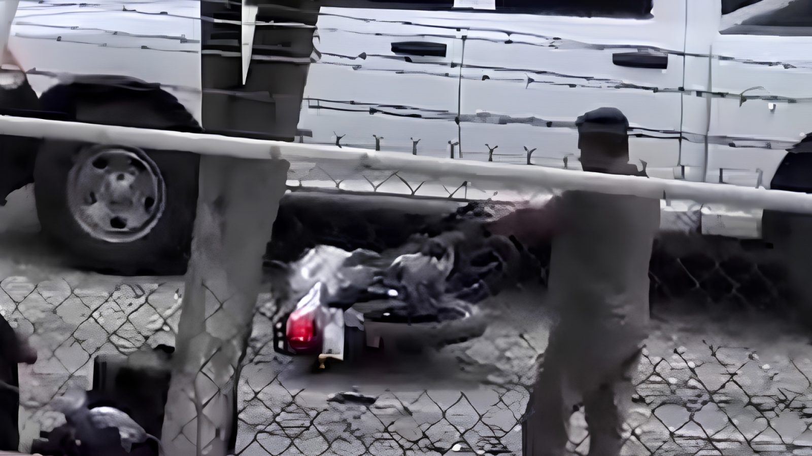 Exmilitar frustra robo y hiere a dos presuntos asaltantes en Zapopan.