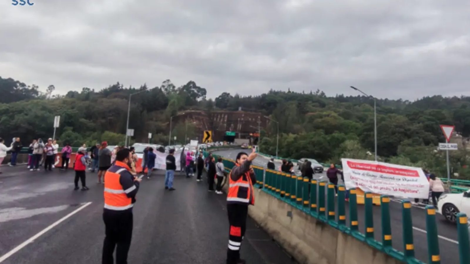 Bloqueo en la Supervía Poniente: Vecinos de La Angostura exigen agua y escrituración.