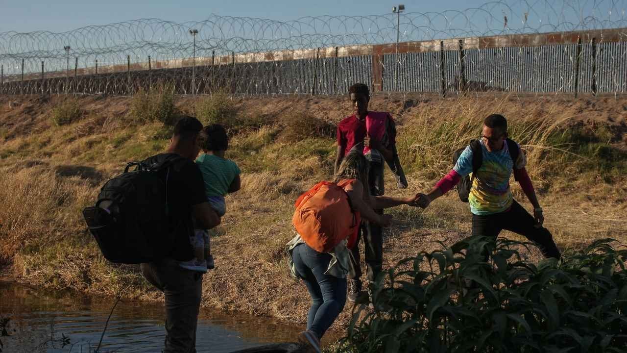 “Déjame hacer mi jale”: Polleros desafían a la Patrulla Fronteriza en el Río Bravo.